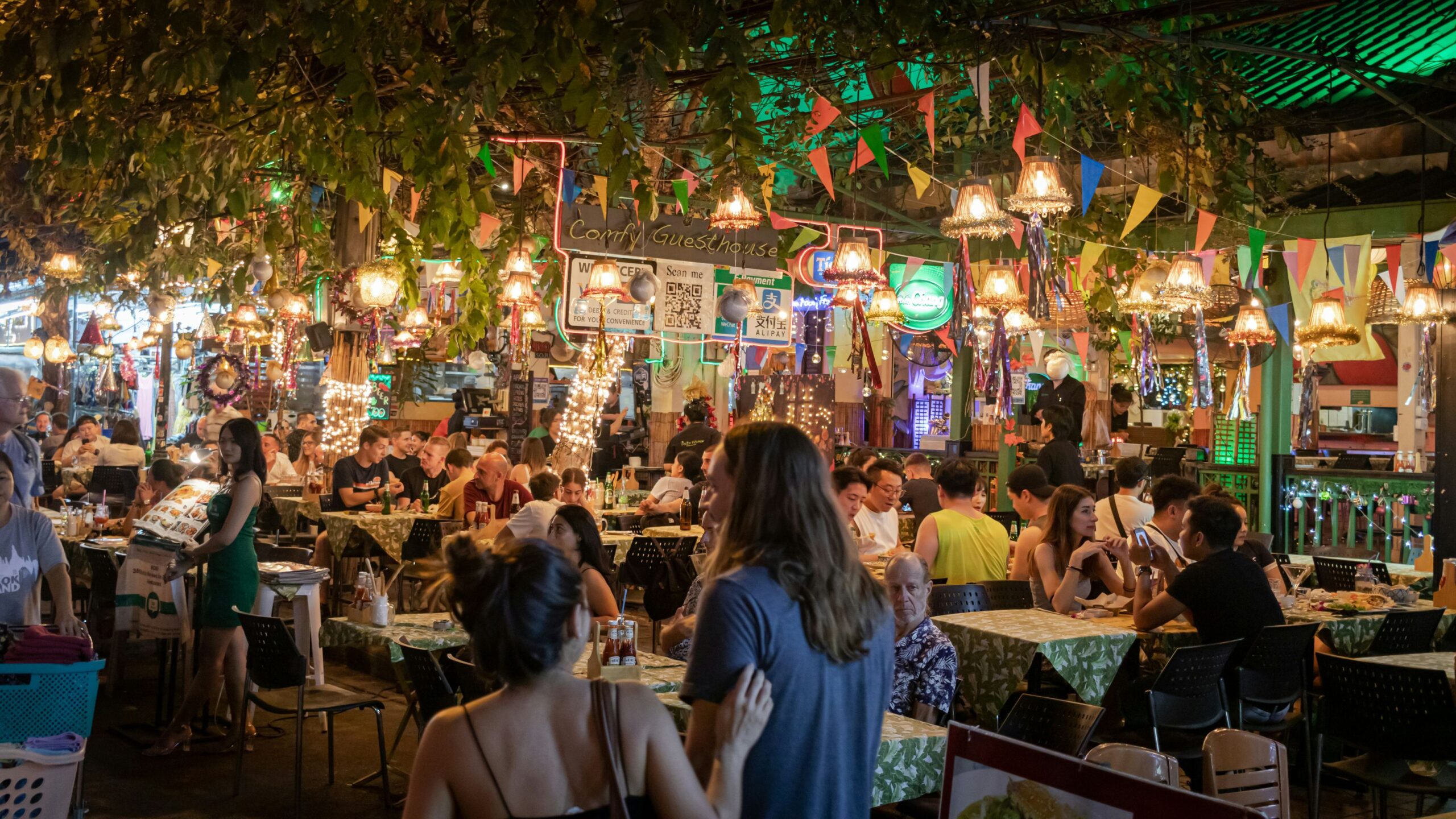 Bangkok soi small hotels street food evening